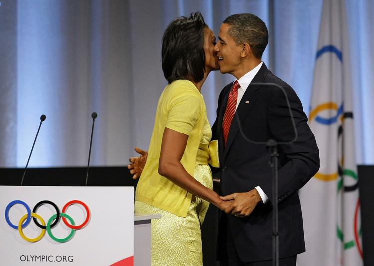 Michelle Obama overlader scenen til sin mand, USA's præsident Barack Obama, efter en følelsesladet tale. 