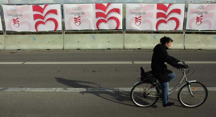 Bella Centeret er plastret til med logoer for IOC og de fire landes OL-bud. 