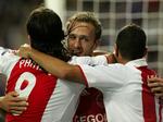 Dennis Rommedahl (midt) bliver tiljublet efter scoringen for Ajax i går. 