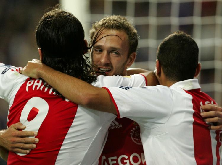 Dennis Rommedahl (midt) bliver tiljublet efter scoringen for Ajax i går. 