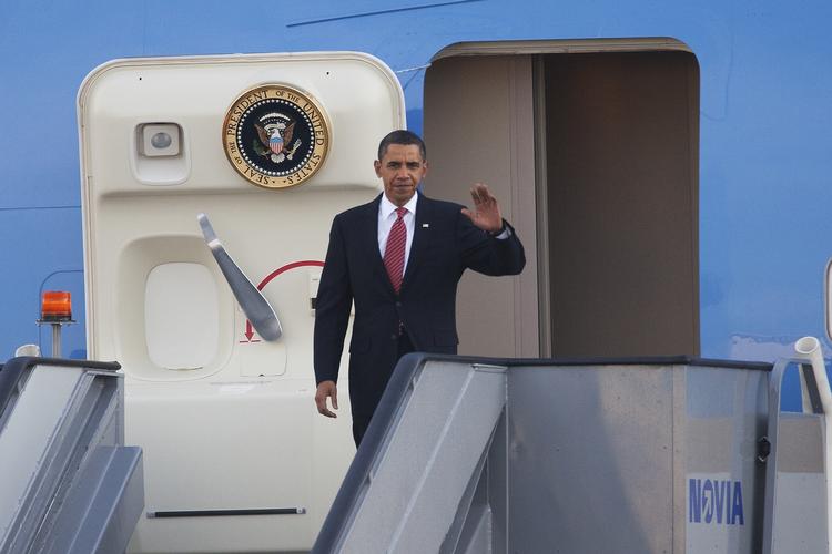 Barack Obama er ankommet til København, men hjemme møder hans kamp for Chicago som OL-by modstand. 