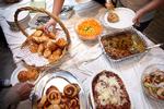 Klimakost. Hytteostpostej, varm pastasalat, æblesalat og pizzasnegle. Menuen er økologisk og uden kød ved den klimavenlige fællesspisning i Minihallen i landsbyen Studsgård nær Herning. 