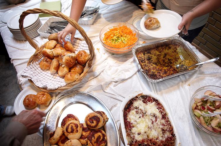 Klimakost. Hytteostpostej, varm pastasalat, æblesalat og pizzasnegle. Menuen er økologisk og uden kød ved den klimavenlige fællesspisning i Minihallen i landsbyen Studsgård nær Herning. 