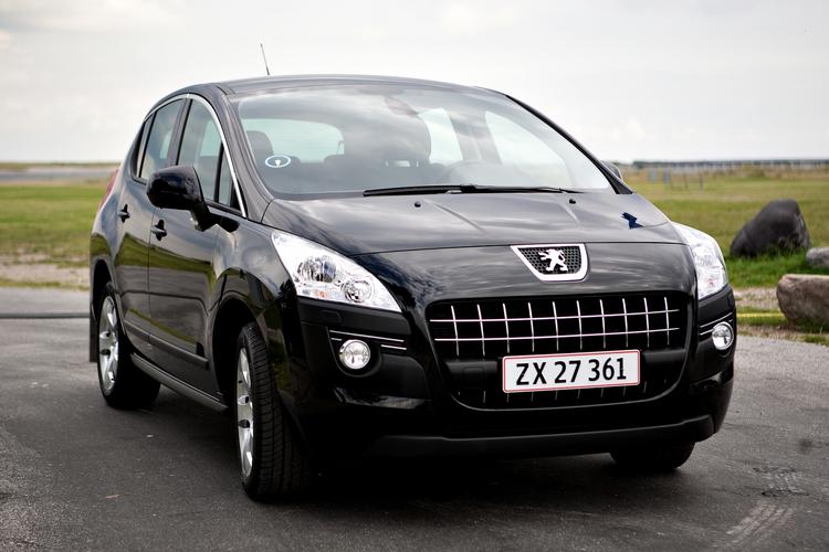 Peugeot 3008 er udstyret med en markant kølergrill, der understreger bilens ganske muskuløse udseende. 