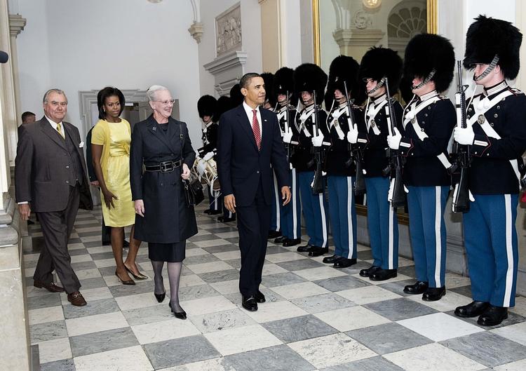 Under USA´s præsident Barrack Obamas lynvisit i Danmark fredag, blev det også til til et kort besøg hos dronning Margrethe, dog ikke på Amalienborg, med i de kongelige repræsentationslokaler på Christiansborg 