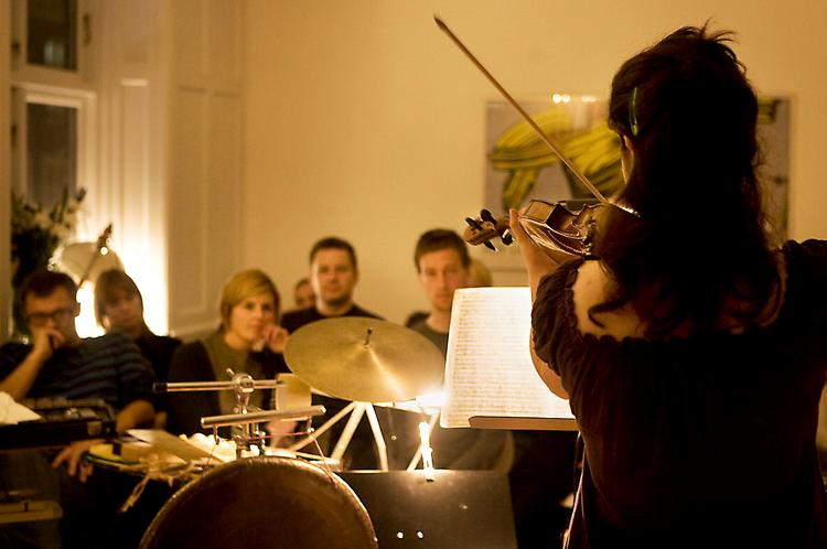 30-40 publikummer på klapstole i nærkontakt med såvel instrumenter som musikere i en lejlighed på Vesterbro i København i denne uge. Living Room-koncerterne fortsætter om en måneds tid. Foto: Astrid Dalum 