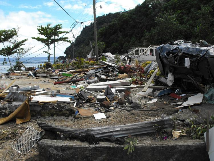 Ødelæggelserne efter det første jordskælv og tsunamien i det sydlige Stillehav i tirsdags er enorme. Her et blik hen over kysten på Tutuila Island under Amerikansk Samoa. 