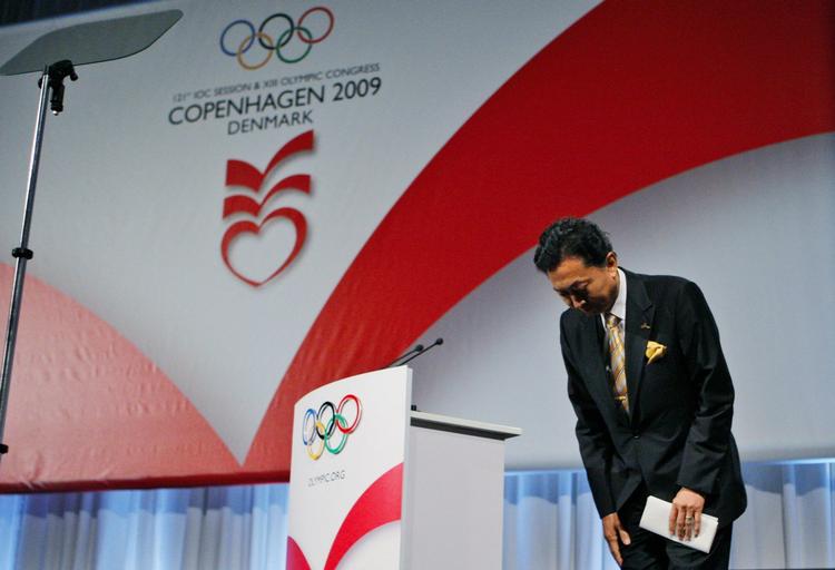 Den japanske premierminister Yukio Hatoyama bukker efter sin tale. 