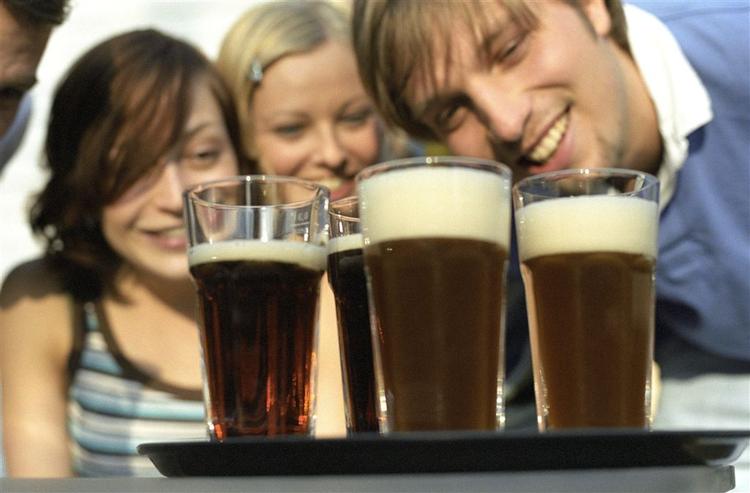 Øl er noget, de fleste kan samles om hvad enten, de er ejendomsmæglere eller studinere. Foto: STOCK4B 
