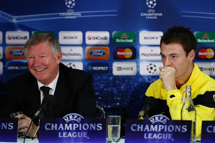 Sir Alex Ferguson havde følgeskab af den unge forsvarspiller Jonny Evans (th) efter Manchester Uniteds kamp mod Wolfsburg. Og Jonny Evans' kæreste blev midtpunktet i presseseancen. 