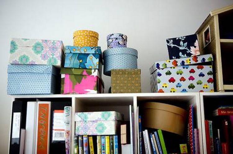 Er det småt med plads må man være kreativ. Her bliver diverse småting opbevaret dekorativt. 