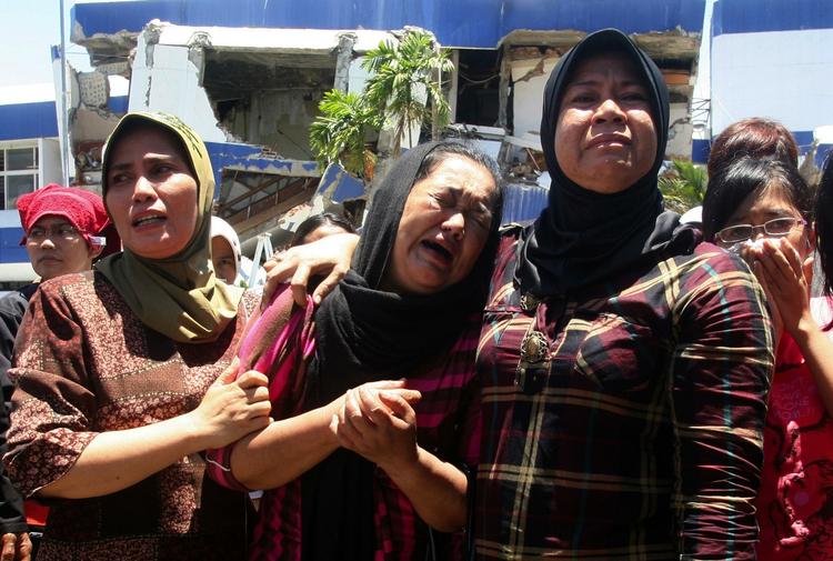 Pårørende til jordskælvsofre samlet ved et hospital i provinshovedstaden Padang på Sumatra. 