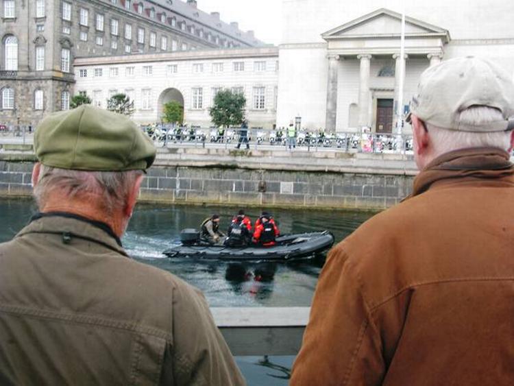 Politimotorcykler foran Christiansborg og politibetjente i Frederiksholms Kanal under Obamas besøg. 