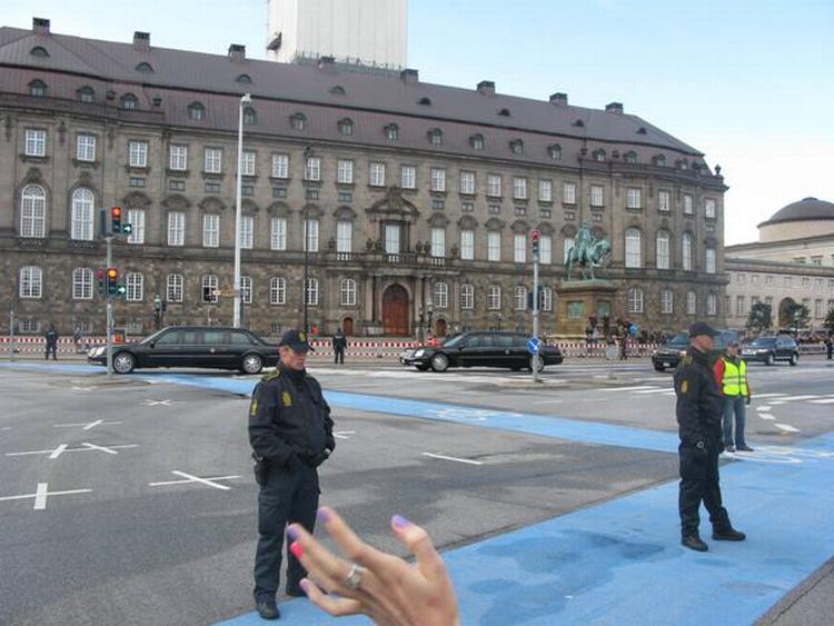 Præsident Barack Obama blev vinket ud fra sin visit på Christiansborg. Politiet beskriver sikkerhedsindsatsen under besøget som vellykket. 