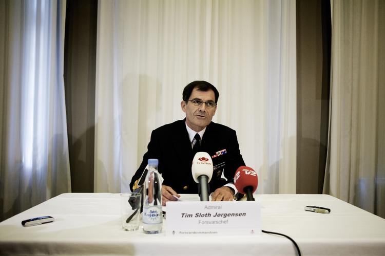 Tim Sloth Jørgensen har været i voldsomt stormvejr de seneste dage. Men efter dagens møde med forsvarsministeren beholder han sit job. Fotoet er fra et pressemøde i Forsvarskommandoen tidligere på ugen. 