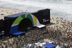 Folk på Copacabana-stranden i Rio de Janeiro venter på nyt fra København. Deres borgmester tror, Rio bliver OL-by i 2016. 