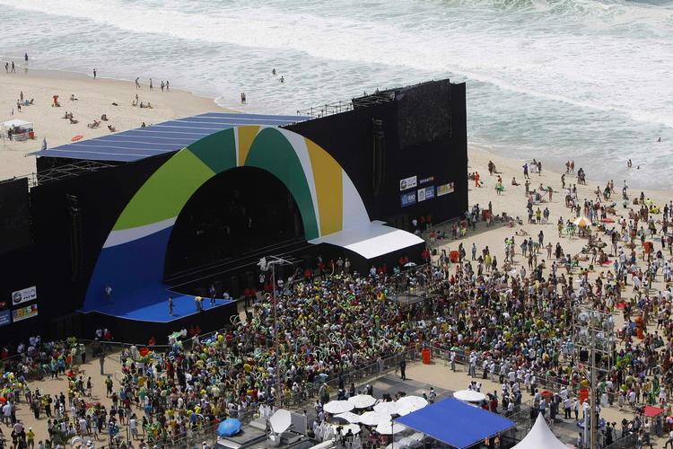 Folk på Copacabana-stranden i Rio de Janeiro venter på nyt fra København. Deres borgmester tror, Rio bliver OL-by i 2016. 
