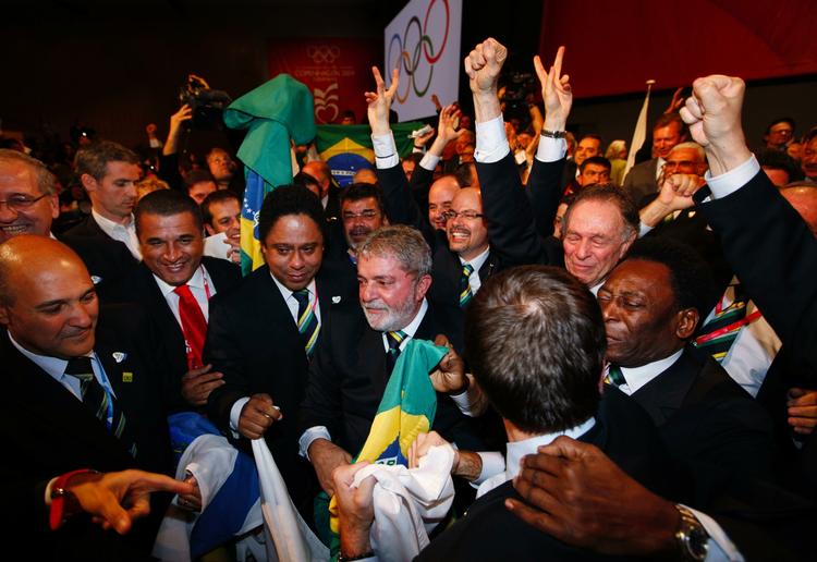 Brasiliens præsident Luiz Inacio Lula da Silva i midten jubler over Rios sejr ved OL-afstemningen. 