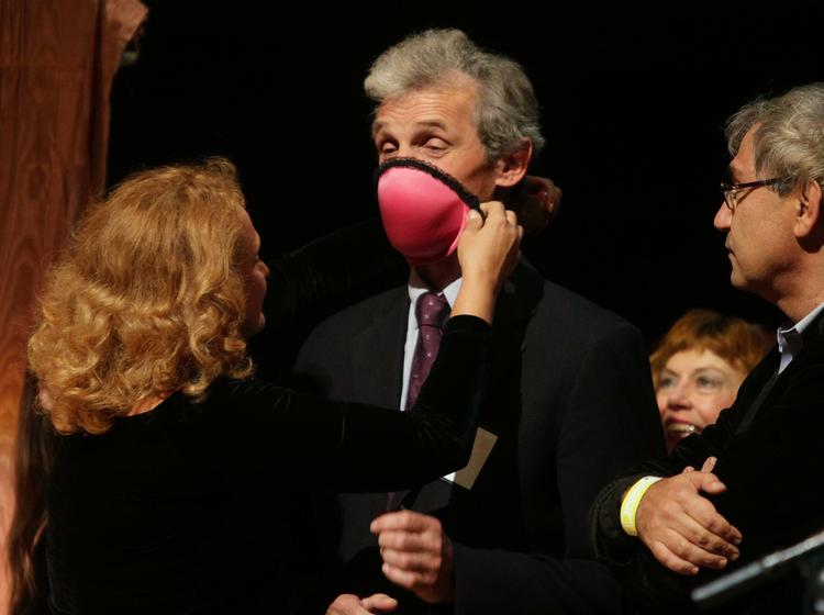 Elena Bodnar vandt en alternativ nobelpris for sin brystholderopfindelse, der hurtigt kan transmogriffes til to gasmasker. Handy i tilfælde af terror- eller politiangreb. 