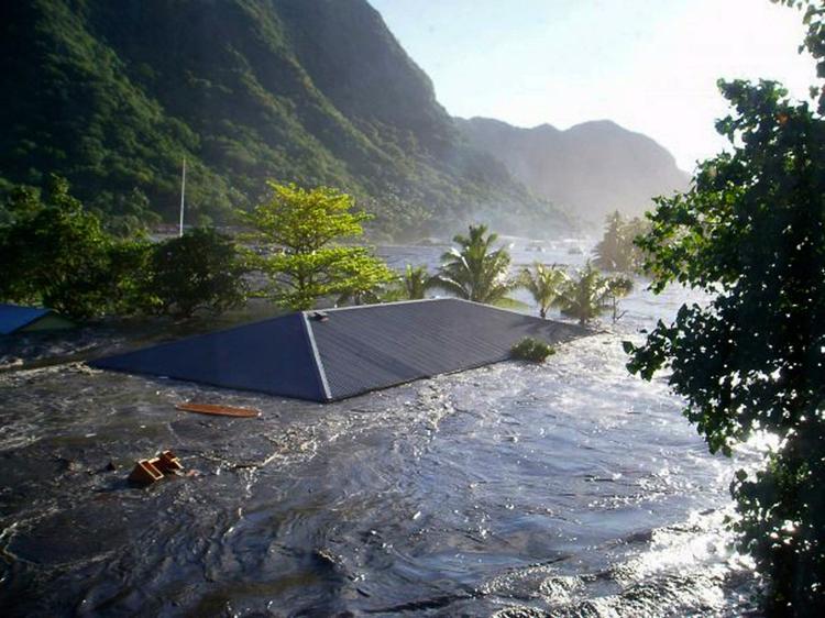 Jordskælvet har skabt kraftige oversvømmlelser på Samoa. 
