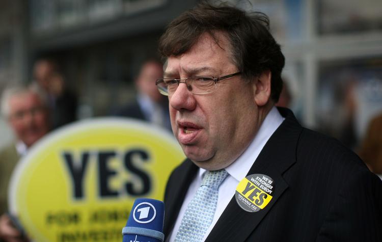 Den irske regeringsleder, Brian Cowen, har et irsk 'ja' til Lisabon-traktaten inden for rækkevidde. Resultatet er klart sidst på dagen. 