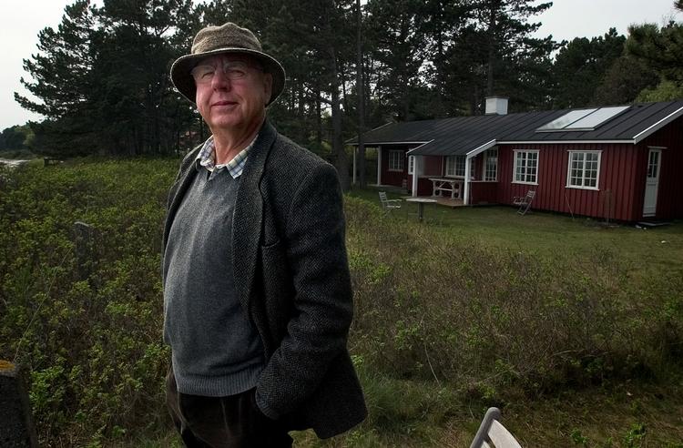 Rifbjerg formår gudskelov at holde det skabilkenhoved, der er debattør og polemiker, på afstand, sådan at skriverens kløgt ikke drukner i dumheder. 
