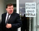 Irlands premierminister, Brian Cowen, ved valgstedet i går. I dag erklærer han jasiden som vinder, selv om alle stemmer endnu ikke er optalt. 