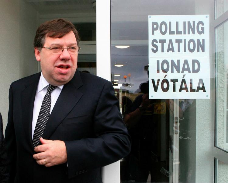 Irlands premierminister, Brian Cowen, ved valgstedet i går. I dag erklærer han jasiden som vinder, selv om alle stemmer endnu ikke er optalt. 