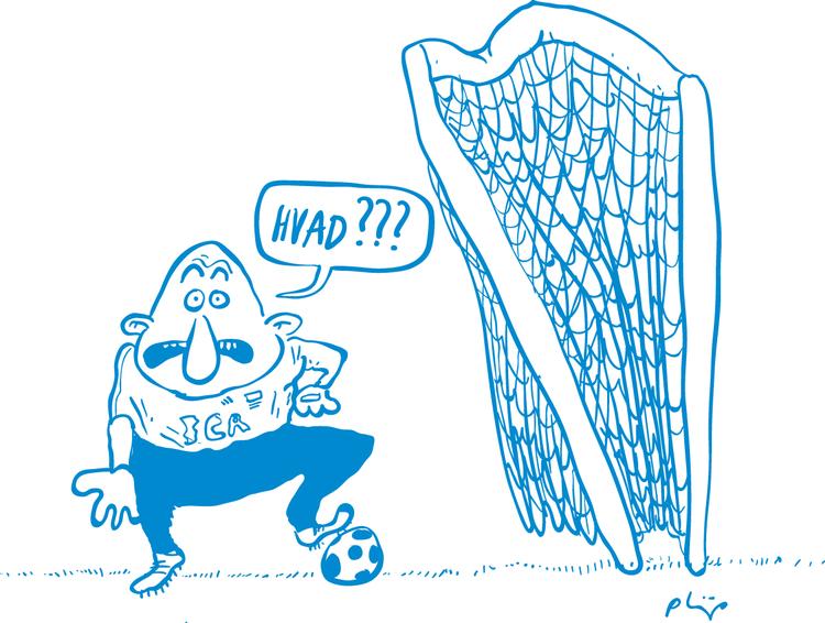 Fodboldloven foreskriver, at et mål har en størrelse på 7,32 meter i bredden og 2,44 meter i højden. Men et par centimeter fra kan være helt afgørende for, om det er stolpe-ind eller stolpe-ud. 