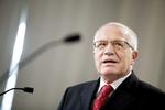 Efter Irlands ja til Lissabontraktaten  samler EU's opmærksomhed sig nu om Tjekkiets præsident, Václav Klaus, som endnu kæmper imod traktatens indførelse. 