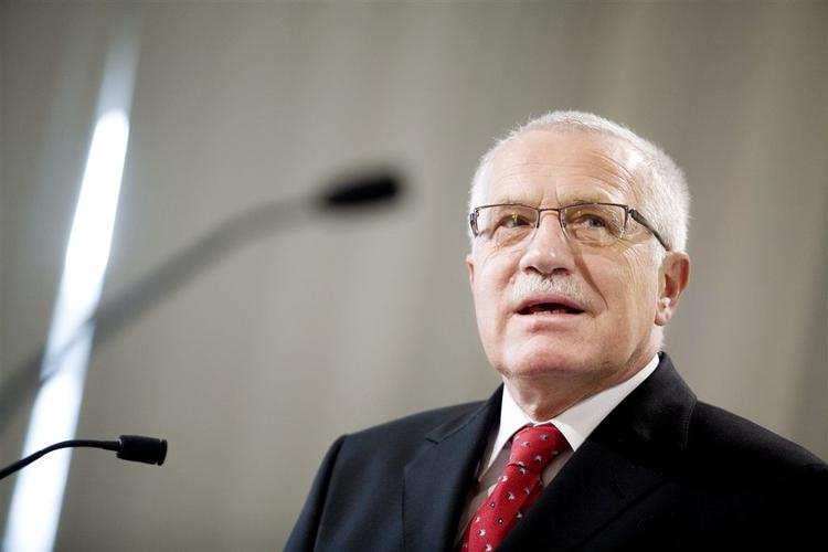 Efter Irlands ja til Lissabontraktaten  samler EU's opmærksomhed sig nu om Tjekkiets præsident, Václav Klaus, som endnu kæmper imod traktatens indførelse. 
