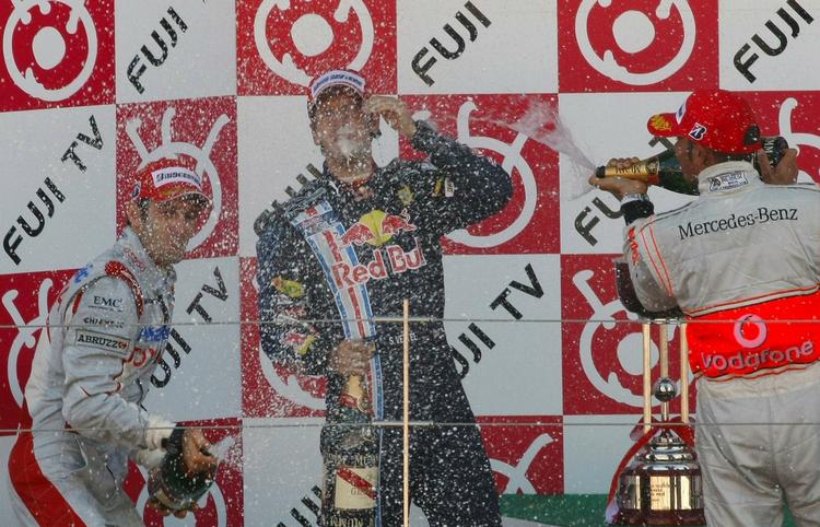 Vettel var den jagede da, det opbligatoriske champagnesprøjteri kom i gang. 