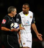Selvmålskytten Anton Ferdinand var heller ikke tilfreds med dommer Wiley. Her brokker han sig sikkert over de fire minutters tillægstid. 