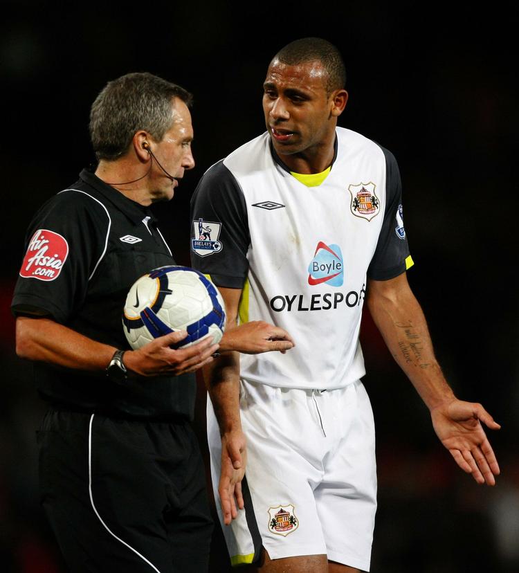 Selvmålskytten Anton Ferdinand var heller ikke tilfreds med dommer Wiley. Her brokker han sig sikkert over de fire minutters tillægstid. 