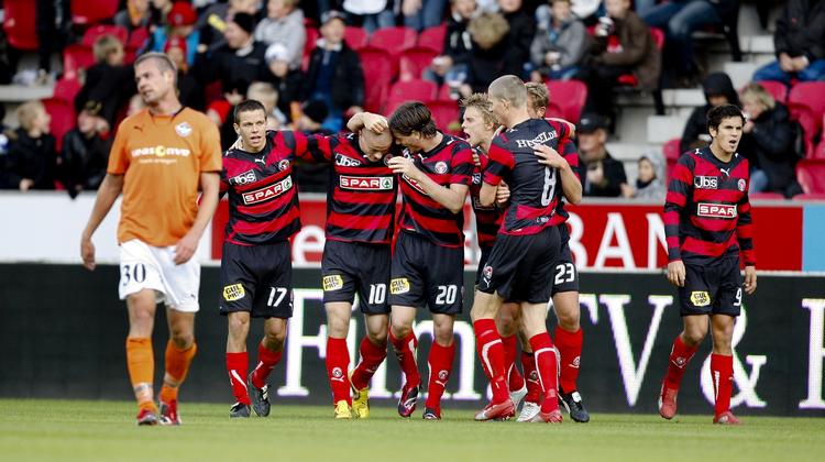 FCM-spillerne fejrer Frank Kristensens scoring til 1-0. 