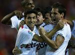 Jesus Navas (tv) jubler med holdkammeraterne fra Sevilla efter scoring mod Real Madrid i går. Holdet er nu klar til at spille med om guldet. 