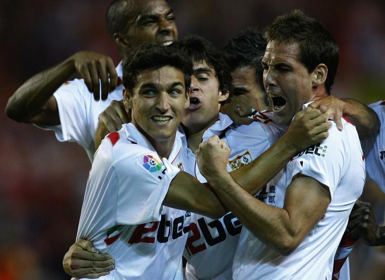 Jesus Navas (tv) jubler med holdkammeraterne fra Sevilla efter scoring mod Real Madrid i går. Holdet er nu klar til at spille med om guldet. 