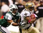 New Orleans Saints' Pierre Thomas (23) forsøger at slippe væk fra New York Jets' Dwight Lowery under kampen i NFL. 