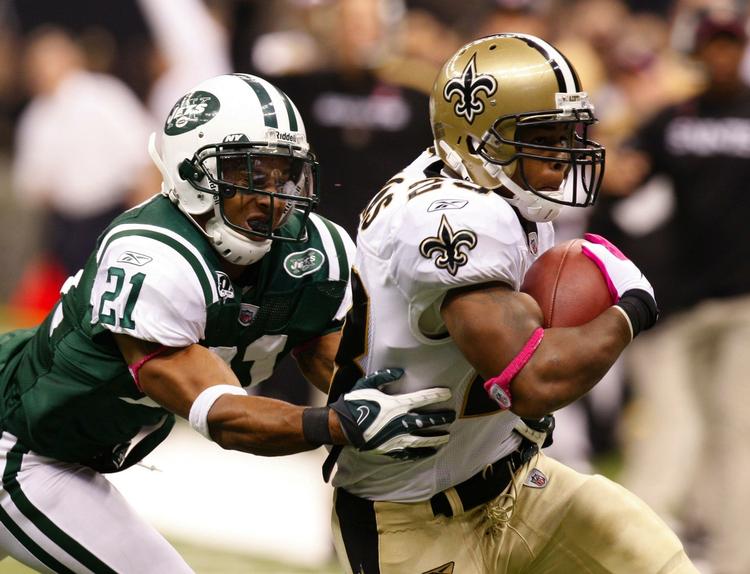 New Orleans Saints' Pierre Thomas (23) forsøger at slippe væk fra New York Jets' Dwight Lowery under kampen i NFL. 