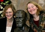 To af de nybagte Nobelprisvindere, Elizabeth H. Blackburn og Carol W. Greider, er ikke uvante med at modtage hæder. Her er de fotograferet tidligere i år før modtagelsen af den fornemme tyske Paul Ehrlich og Ludwig Darmstaedter pris. Busten forestiller Paul Ehrlich. 