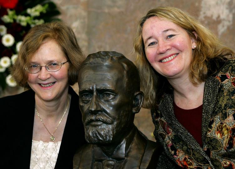 To af de nybagte Nobelprisvindere, Elizabeth H. Blackburn og Carol W. Greider, er ikke uvante med at modtage hæder. Her er de fotograferet tidligere i år før modtagelsen af den fornemme tyske Paul Ehrlich og Ludwig Darmstaedter pris. Busten forestiller Paul Ehrlich. 