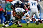 Den unge Lions-quarterback Matthew Stafford tackles af Adewale Ogunleye fra Chicago Bears. 