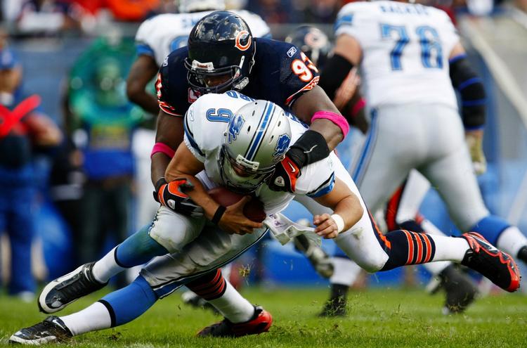 Den unge Lions-quarterback Matthew Stafford tackles af Adewale Ogunleye fra Chicago Bears. 