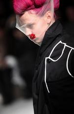 Et eksempel fra dette efterårs kollektion fra Comme des Garçons, der viser Kawakubos forkærlighed for sort. 