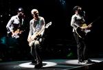 Adam Clayton og The Edge på scenen i Toronto. 