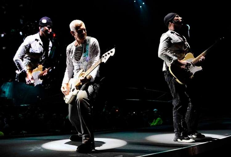 Adam Clayton og The Edge på scenen i Toronto. 