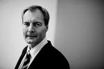 Peter Skaarup og Dansk Folkeparti vil advare forældre, hvis en dømt pædofil flytter ind i nabolaget. Forslaget møder hård kritik. 