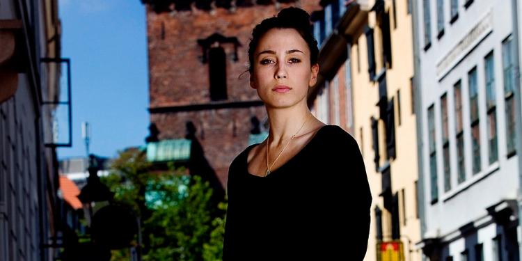 Medina har passeret 100.000 solgte singler herhjemme, men må dog finde sig i vigende placeringen på den officielle danske hitliste. Pr-foto. 
