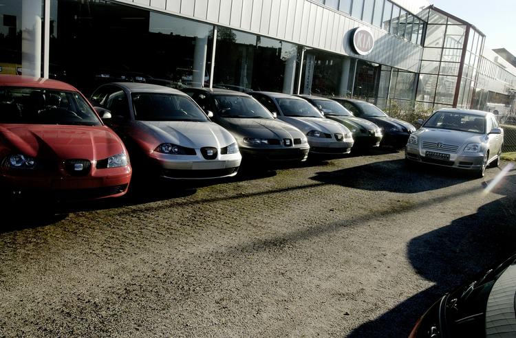Nyere, brugte biler ude hos forhandlerne får hurtigt hjul at køre på. Derfor stiger priserne. 