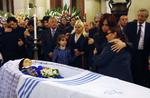 Argentinas præsident  Cristina Fernandez tager afsked med landets store folkesanger Mercedes Sosa, som døde i går. 